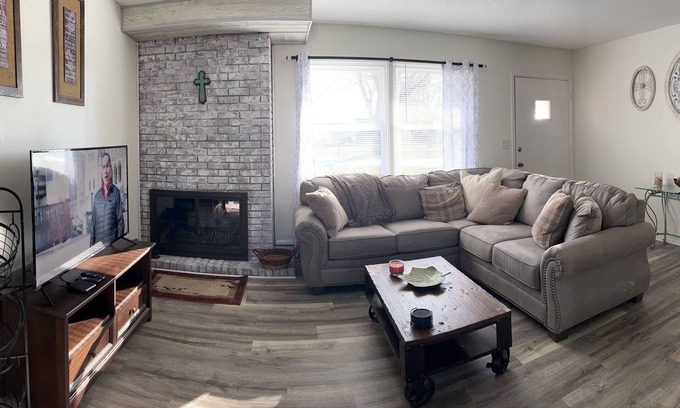 Muncie Casa | Quaint cottage near Ball Hospital and Ball College