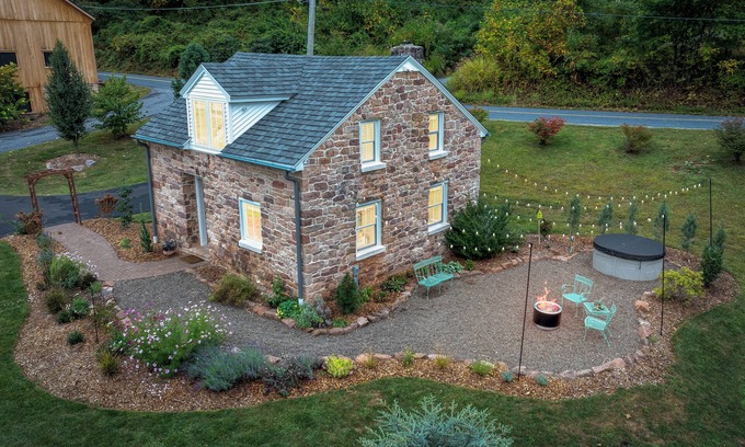 Stevens Cabaña | Quaint Cottage on Farm HOT TUB & Fire Pit