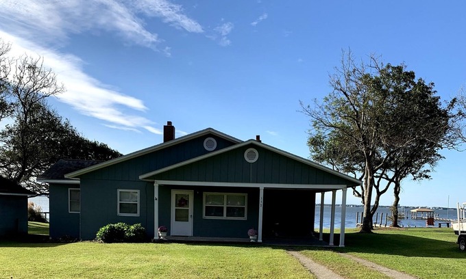 Newport Cabaña | Quaint Cottage Overlooking Intercoastal Waterway