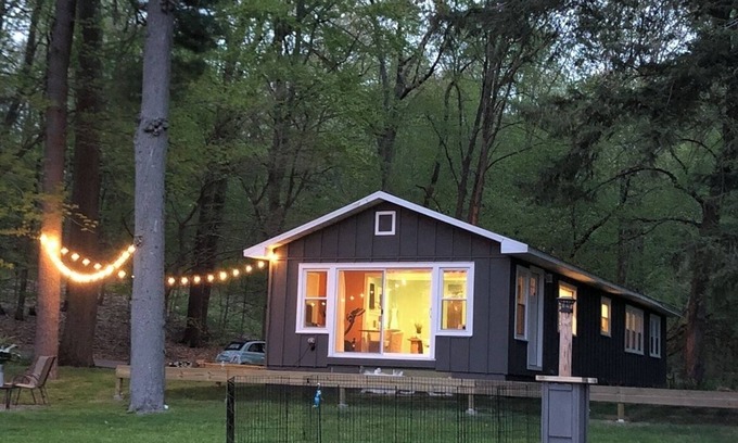 Delton Cabaña | Quaint Cottage Retreat on Secluded Cove of Wall Lake