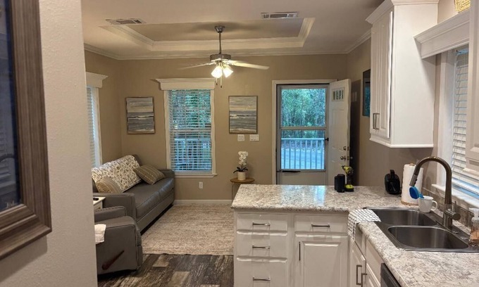 Crystal River Cabaña | Quaint cottage tucked away in Crystal River. 1 Bedroom 1 Bath.