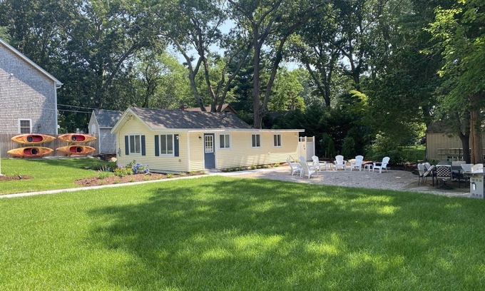 North Kingstown Casa | Quaint cottage one block from water