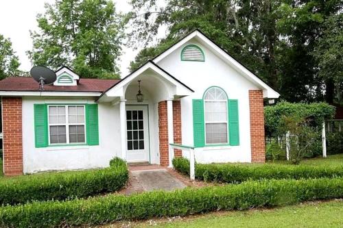 Midway Casa | Quaint Cottage with Covered Dock on the Pond and Walking Trails in Georgia