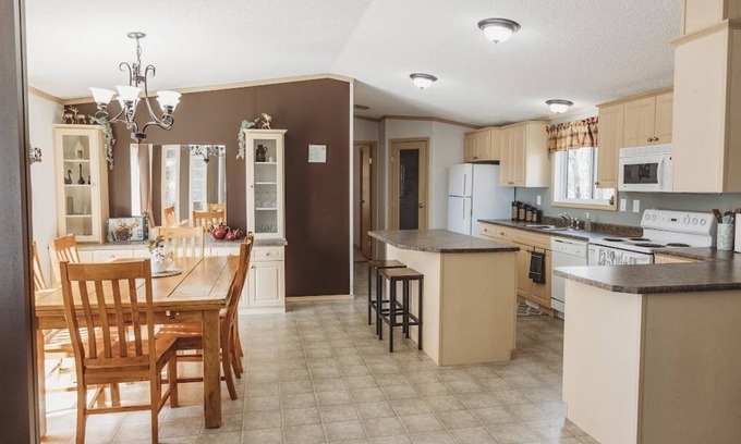 Central Alberta Casa | Quaint country cottage.