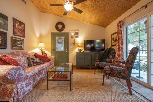 Dennis Casa | Quaint Countryside Casita 45 Mi to Ft Worth