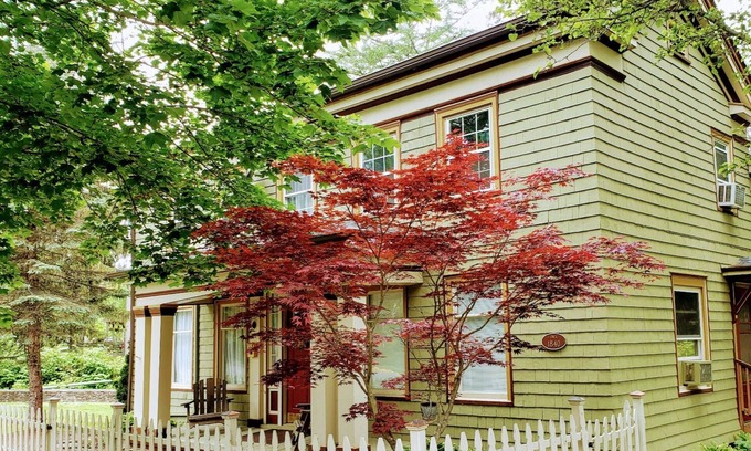 Wellsboro Casa | Quaint & Cozy Guest House on Main St., park & walk downtown, Wi-Fi available.