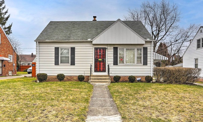 Maple Heights Cabaña | Quaint + Cozy Home < 15 Mi to Dtwn Cleveland!
