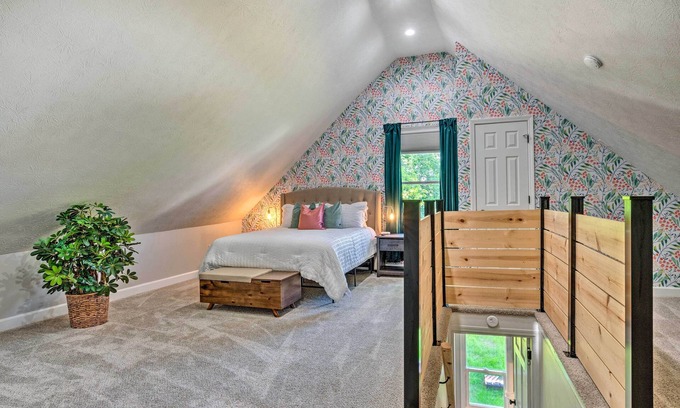 Near Eastside Cabaña | Quaint + Cozy Indianapolis Getaway w/ Yard!