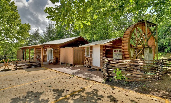 Copperhill Cabina | Quaint & Cozy Millhouse with Working Water Wheel