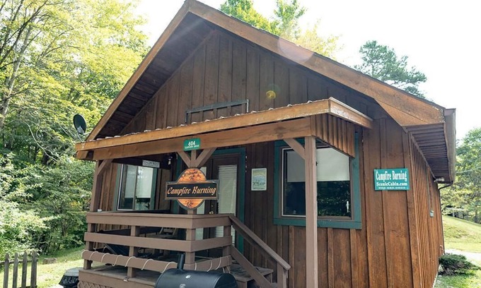 Primrose Cabina | Quaint, cozy vacation cabin with hot tub near Natural Bridge State Park