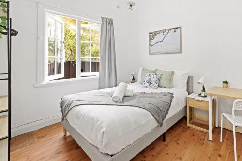 Maroubra South Casa | Quaint Double Room - Seconds to Shops & Eateries - Shared Bathroom