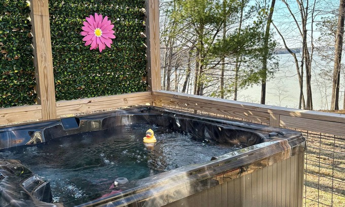 Scottsville Cabaña | Quaint Family Cottage-New Spa tub with LAKE View-1 mile to Bailey’s Point