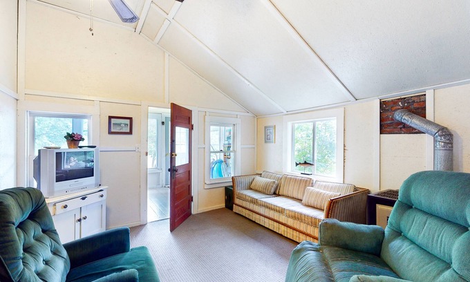 Poultney Cabaña | Quaint, friendly cottage with lakefront location & water views