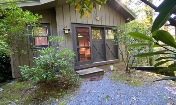 Lake Sequoyah Cabina | Quaint Highlands guest house cabin. Private and secluded.