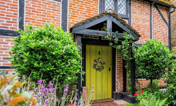 Wraysbury Cabaña | Quaint, Historic 400-Year-Old Tudor Cottage Near Windsor