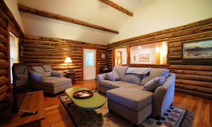 Victor Casa | Quaint Historic Log Cabin near Victor, Between Grand Targhee and Jackson