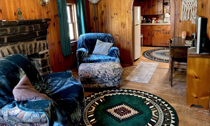 Moravian Falls Cabina | Quaint, historic, comfy LOG CABIN on a stream! Propane fireplace w/cosy fire!