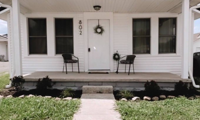Manchester Casa | Quaint home in Manchester, TN Oakdale Cottage is a cozy place to rest your head