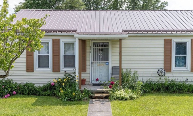 Summerlee Casa | Quaint home in Oak Hill, Conveniently Located.