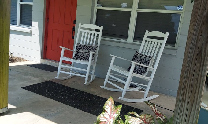 Sylvan Shores Casa | QUAINT HOME WITH VIEW OF LAKE CLAY ACROSS THE STREET FROM BOAT LAUNCH/DOCK