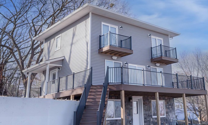 Atchison Casa | Quaint house on the bluffs overlooking the scenic Missouri River.