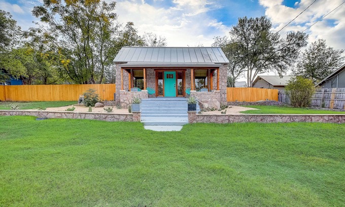 Marble Falls Casa | Quaint house with washer/dryer, central AC, patio, & spacious backyard