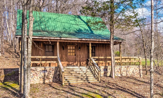 Hadley Cabina | Quaint 'Lakeside' Cabin w/ Pond & Fire Pit!