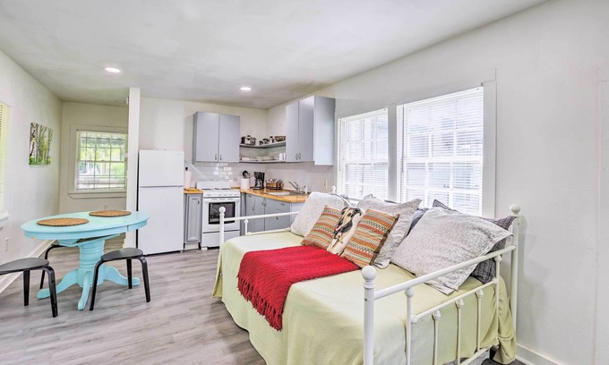 Leeds Apartamento | Quaint Leeds Studio w/ Yard ~ 18 Mi to Birmingham!