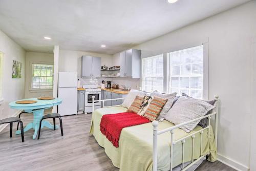 Leeds Apartamento | Quaint Leeds Studio with Yard about 18 Mi to Birmingham!