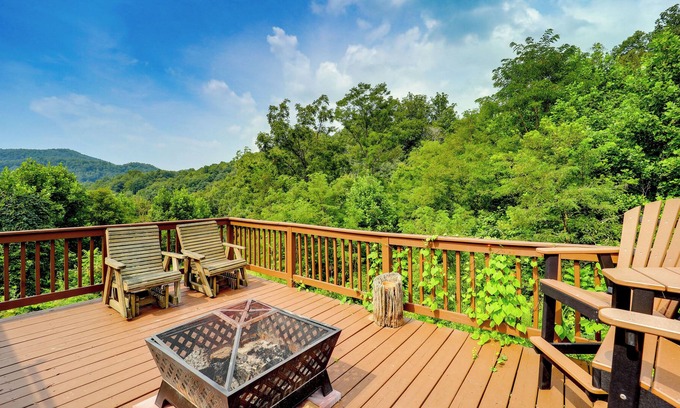 Lenoir Cabina | Quaint Lenoir Cabin w/ Mountain Views & Fire Pits!
