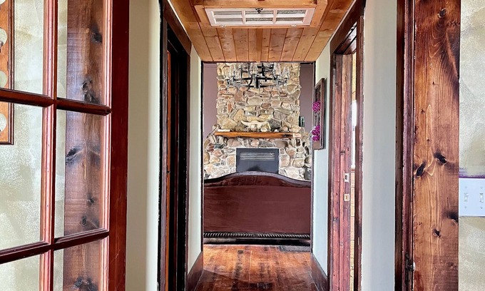 Division No. 3 Casa | Quaint lodge wonderful for retreats, reunions, weddings, and relaxation!