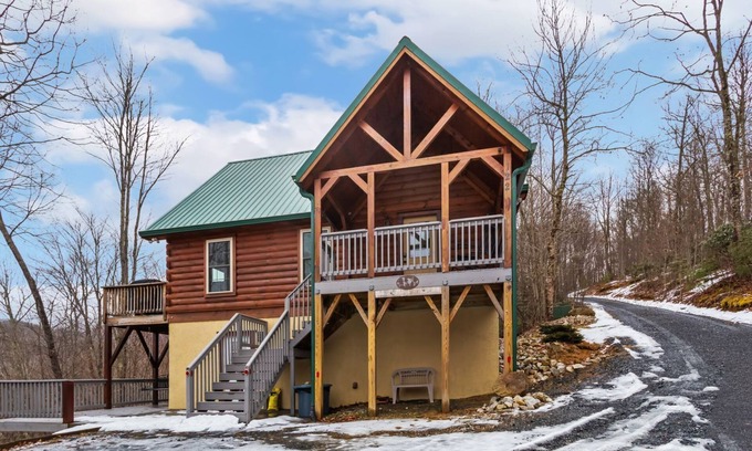 Elk Park Cabina | Quaint Log Cabin in Secluded Area