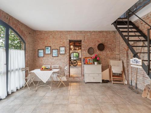 Stagno Lombardo Casa | Quaint Mansion in Stagno Lombardo with Garden