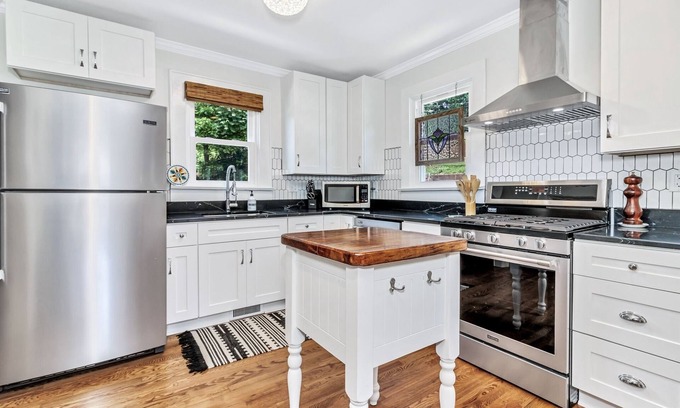 Marion Casa | Quaint Mill Cottage in Marion
