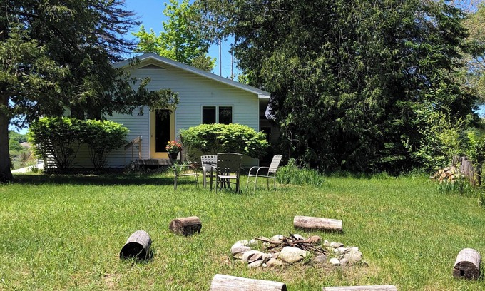Suttons Bay Casa | Quaint One Bedroom Perfect for 2