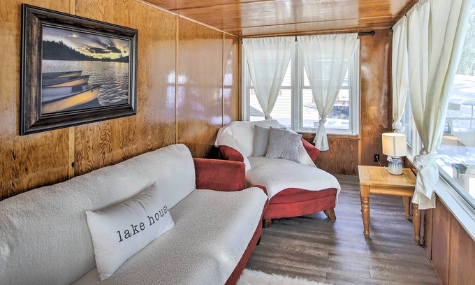 Shawano Cabina | Quaint & Pet-Friendly Cabin on Shawano Lake!