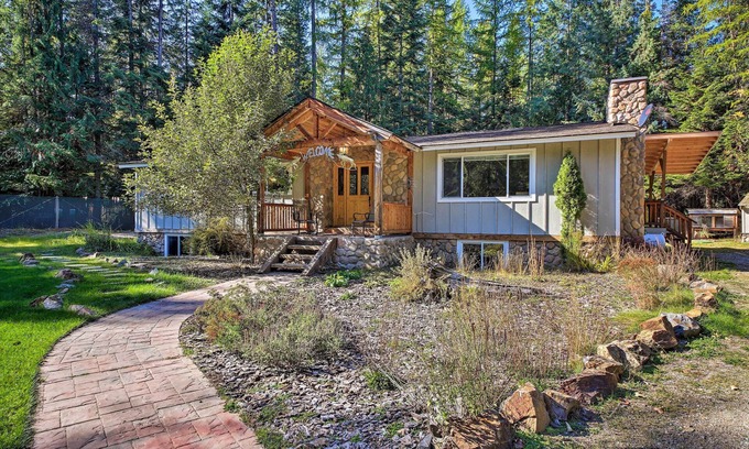 Priest River Cabina | ¡NUEVO! Sacerdote pintoresco Lake Cabin w / Patio <1Mi to Lake