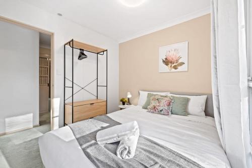 Pymble Casa | Quaint Queen Room in Pymble - Private Spot - Shared Bathroom