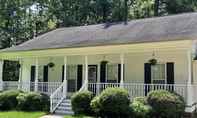 York Cabaña | Quaint, quiet cottage w/ king bed +1200 sq ft