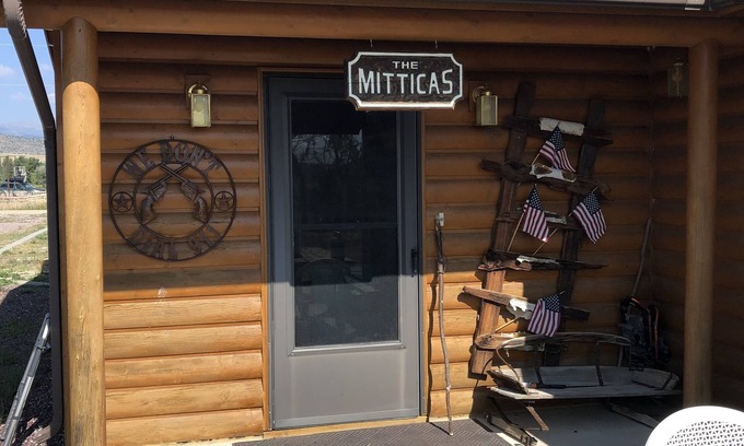 Ennis Casa | Quaint Riverfront Cabin