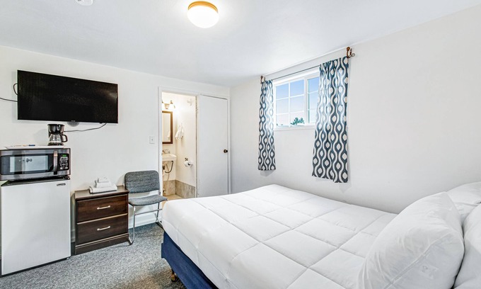 Westport Casa | Quaint room with a kitchenette, fast WiFi, TV - less than a mile from the beach