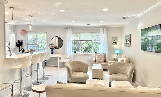 Southport Condominio | Quaint Southport 1BR/1BTH Incl. utilities Rent Up to 10 months