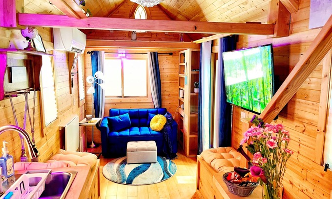 Clarkdale Cabina | Quaint & Spacious Tiny House: Gorgeous Decor, Near ATL Airport, Midtown & Sports