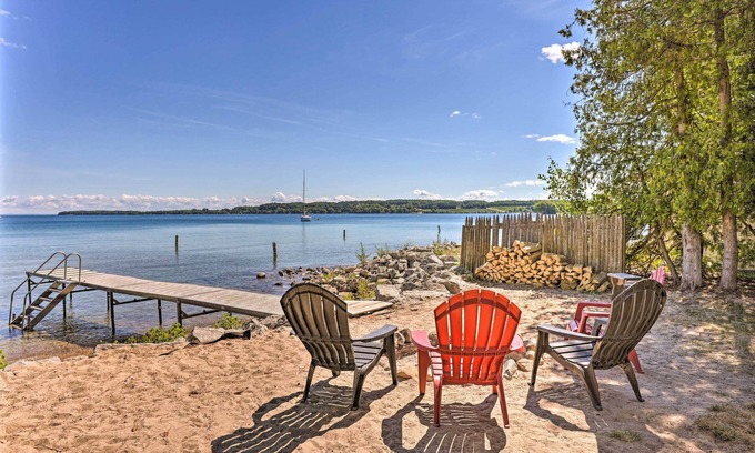 Suttons Bay Apartamento | Studio Apt w / Shared Beach-Steps to Suttons Bay!