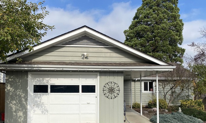 College Hill Casa | Quaint Vintage Home Near University