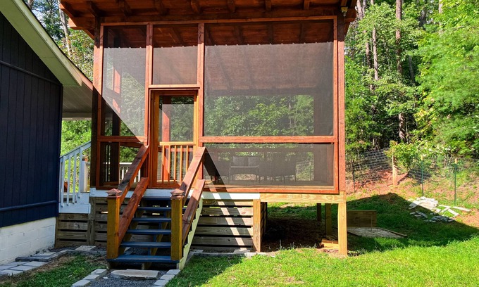 Epworth Cabaña | Quaint wooded escape with wraparound deck, firepit, & fast WiFi - dog-friendly