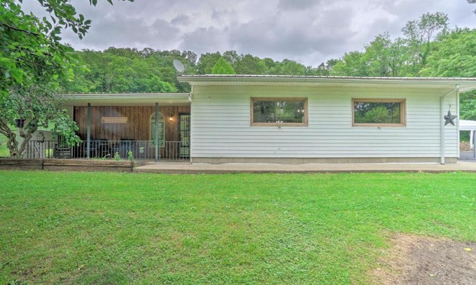 Zanesville Casa | Quaint Zanesville Home with Game Room and Yard!