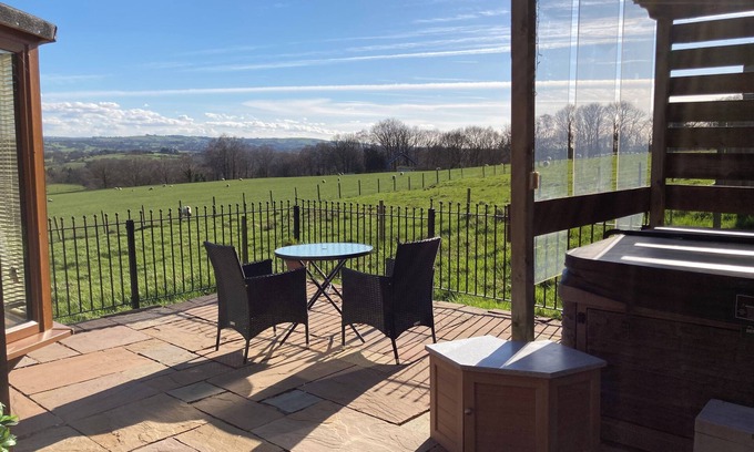 Hurst Green Cabina | Quakerfield Lodge, with private hot tub Fabulous views, dogs welcome
