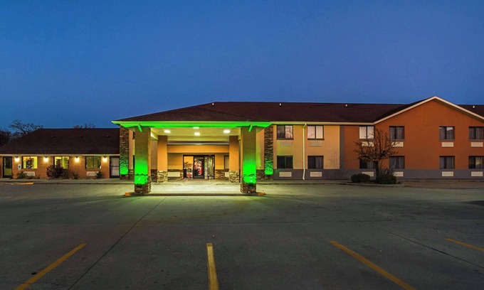 Carbondale Hotel | Quality Inn Carbondale University area