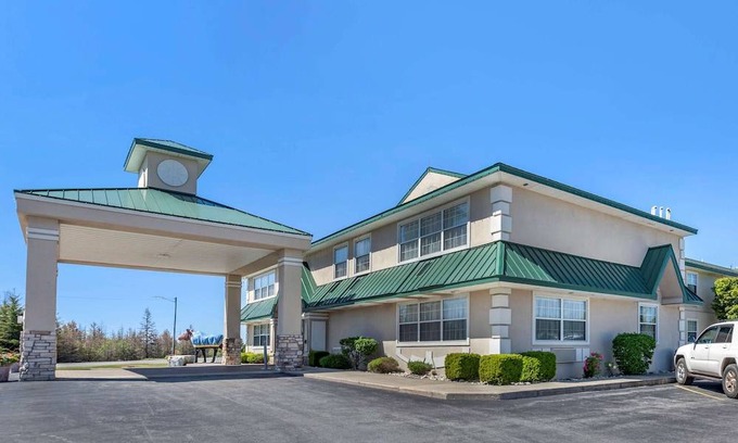 Manistique Hotel | Quality Inn & Suites